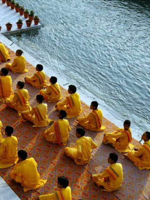 10 Meditation Retreats in India
