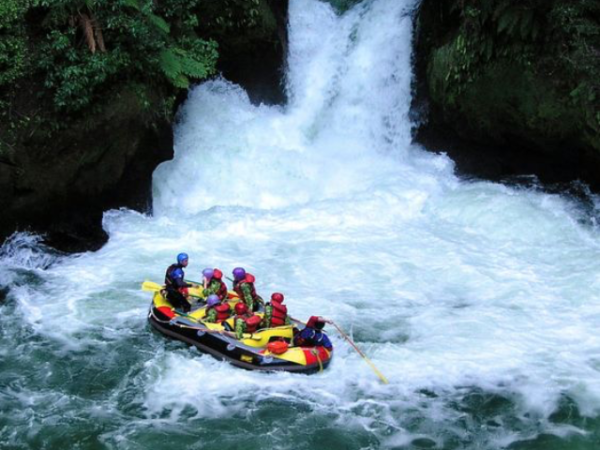10 Thrilling Whitewater Rafting Spots